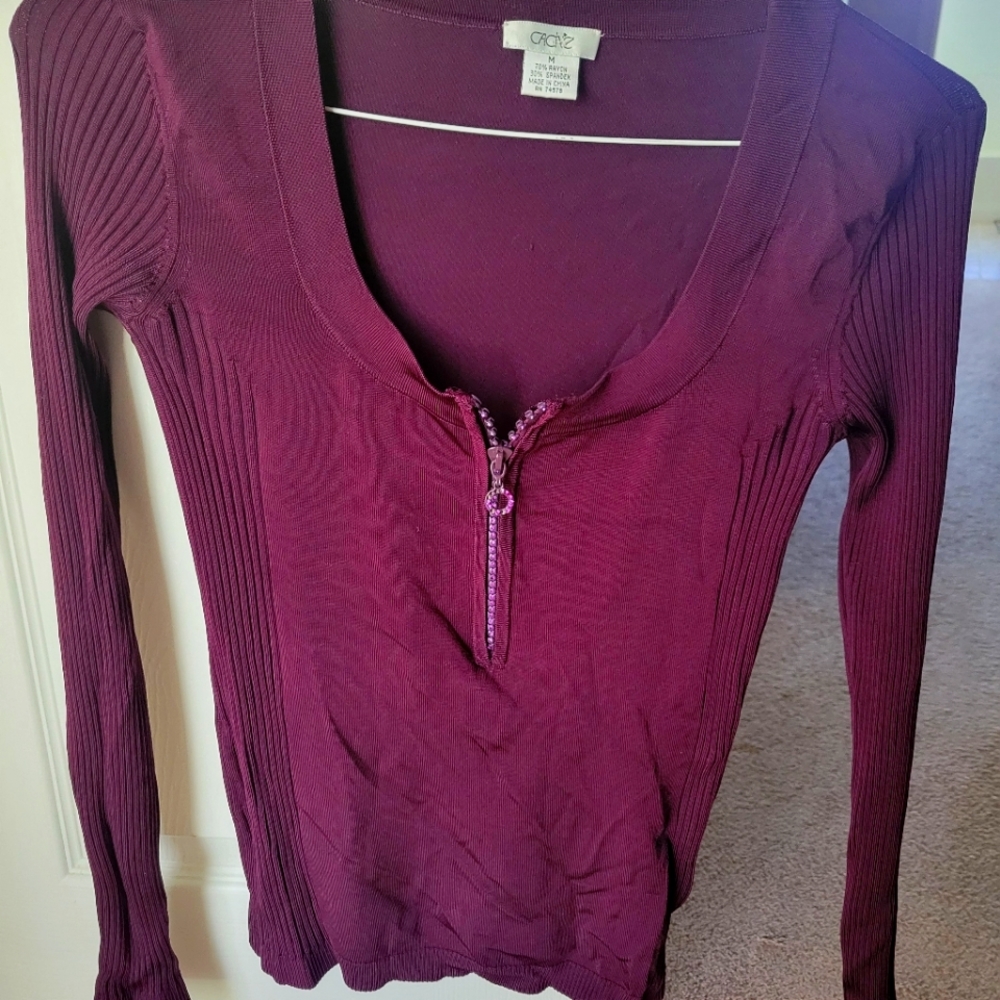 Super cute sweater top w a zipper